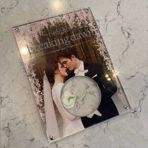 Twilight Breaking Dawn Rare Collectible Plaque Genuine Prop Flower Wedding Scene